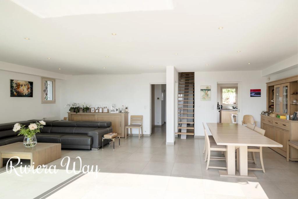 6 room villa in Cannes, photo #3, listing #102921420