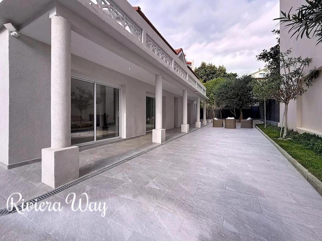 7 room villa in Cannes, photo #8, listing #106225392