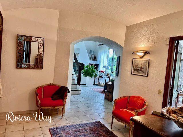 8 room villa in Mougins, photo #2, listing #102817260