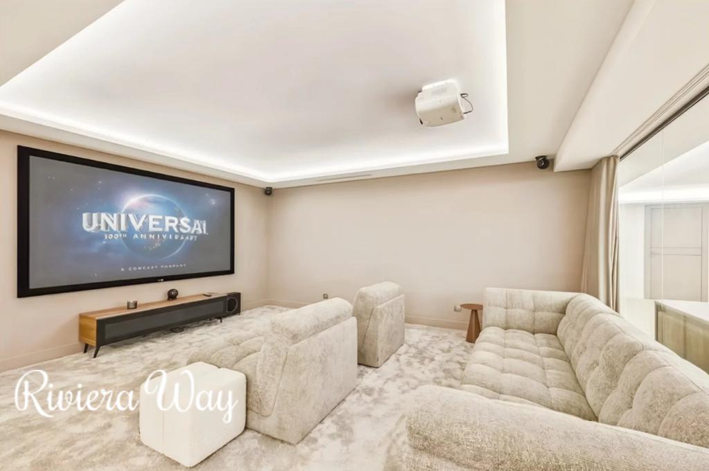 10 room villa in Cannes, photo #8, listing #107137338
