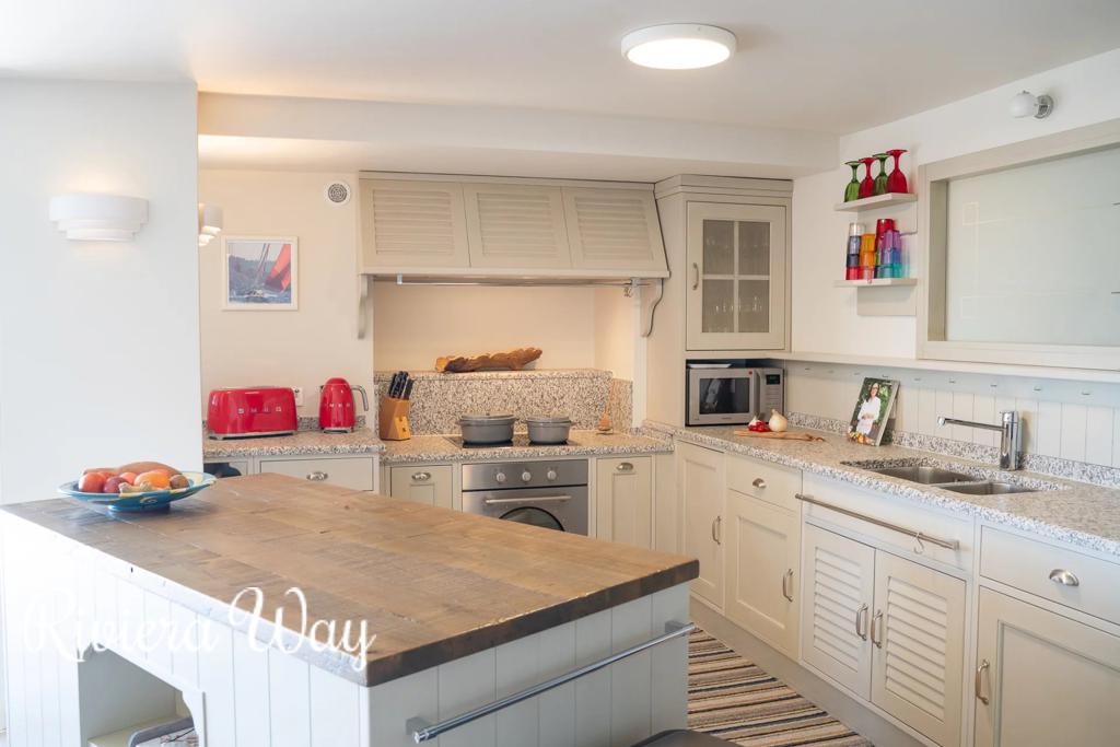 6 room villa in La Croix-Valmer, photo #4, listing #104236314