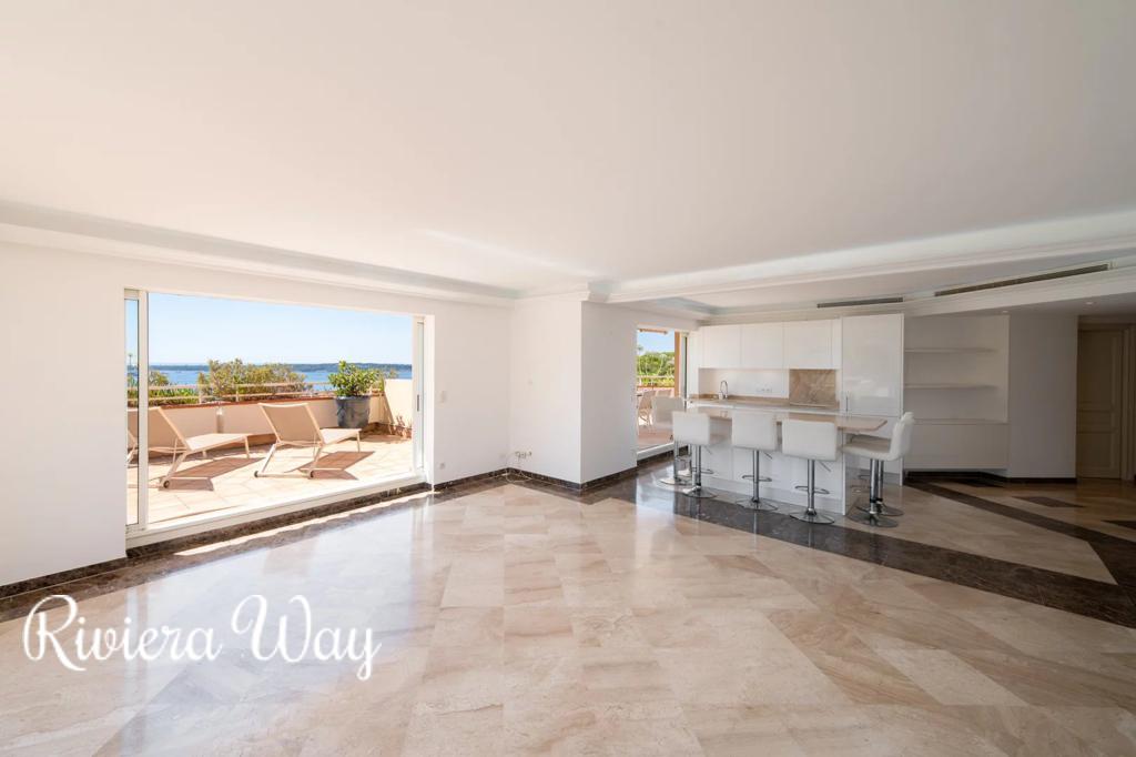 4 room apartment in Cannes, photo #7, listing #106239756