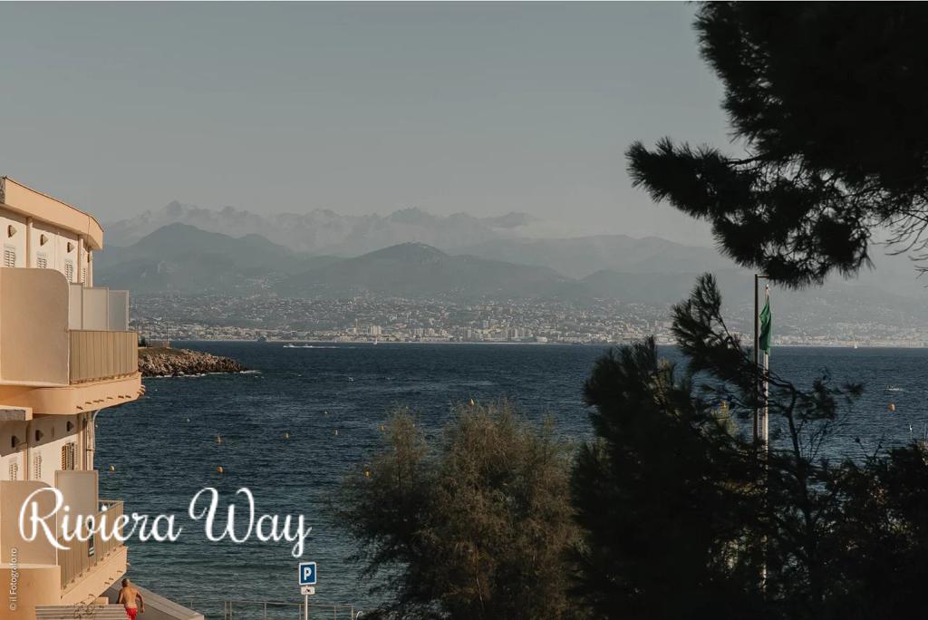 5 room villa in Cap d'Antibes, photo #10, listing #104479704