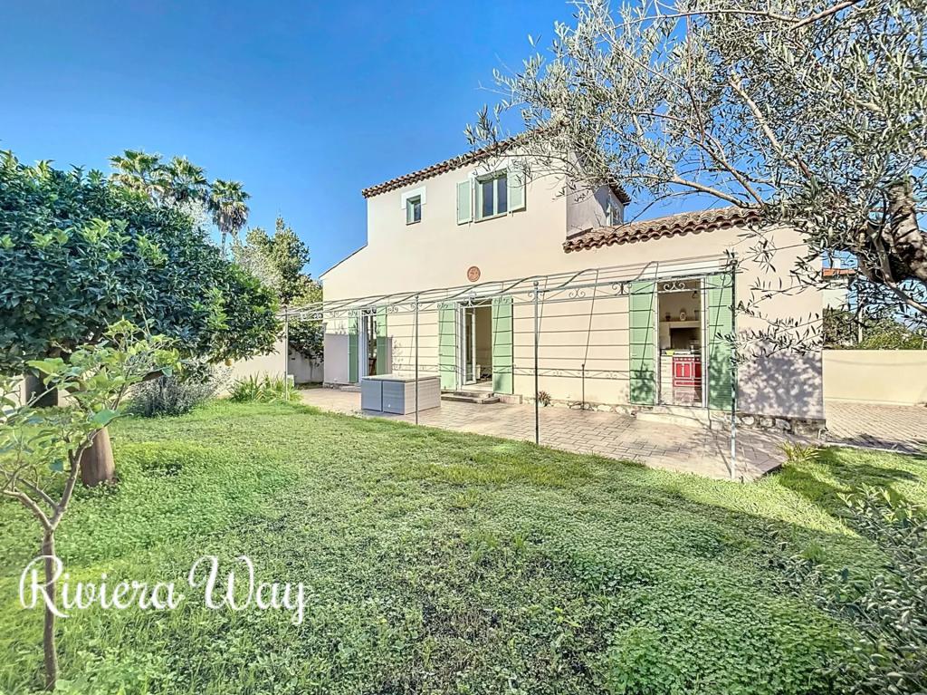 5 room villa in Antibes, photo #4, listing #106079400
