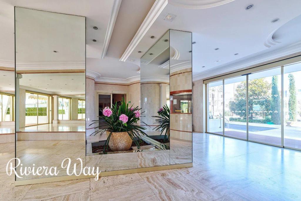 1 room apartment in Cannes, photo #3, listing #103426932