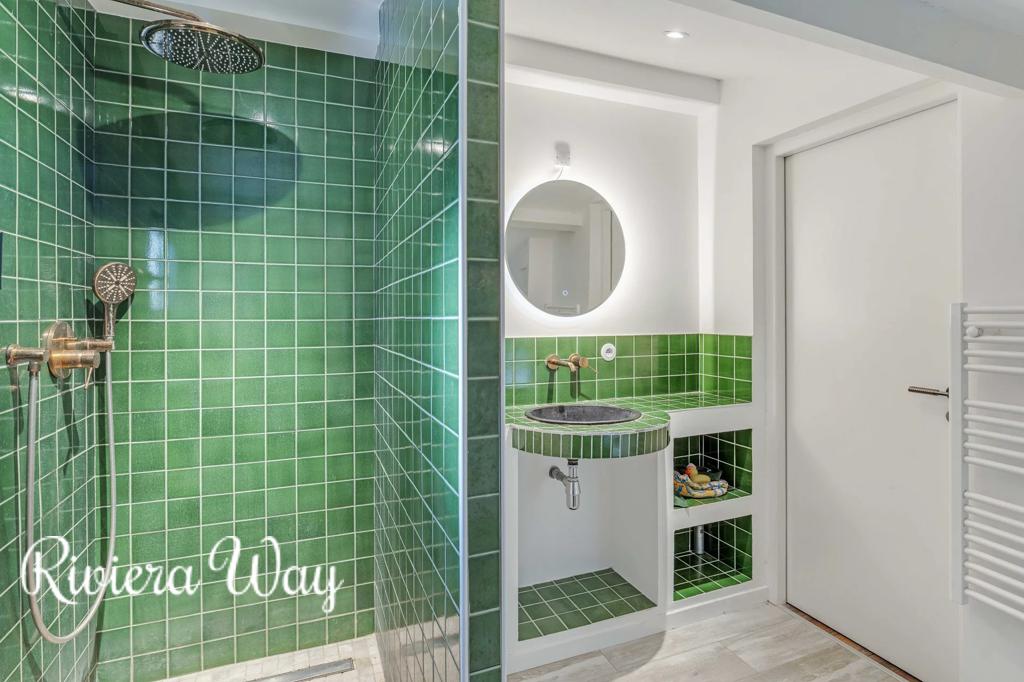 8 room villa in Toulon, photo #10, listing #105270354