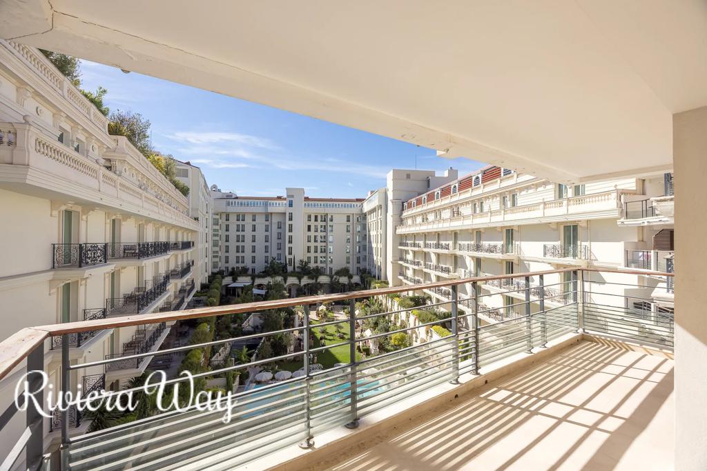 6 room apartment in Cannes, photo #4, listing #104428842