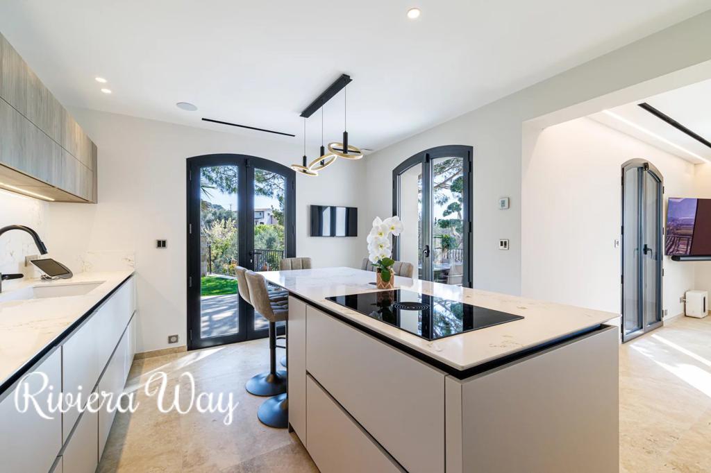 8 room villa in Cannes, photo #7, listing #105630420
