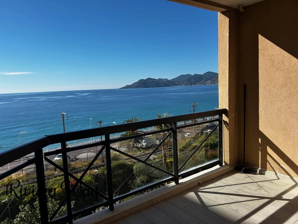 2 room apartment in Cannes, photo #3, listing #104479536