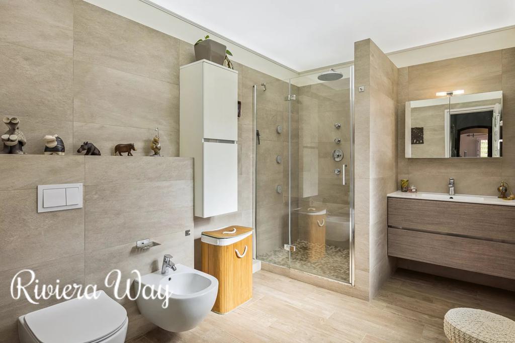 10 room villa in Antibes, photo #2, listing #103907496