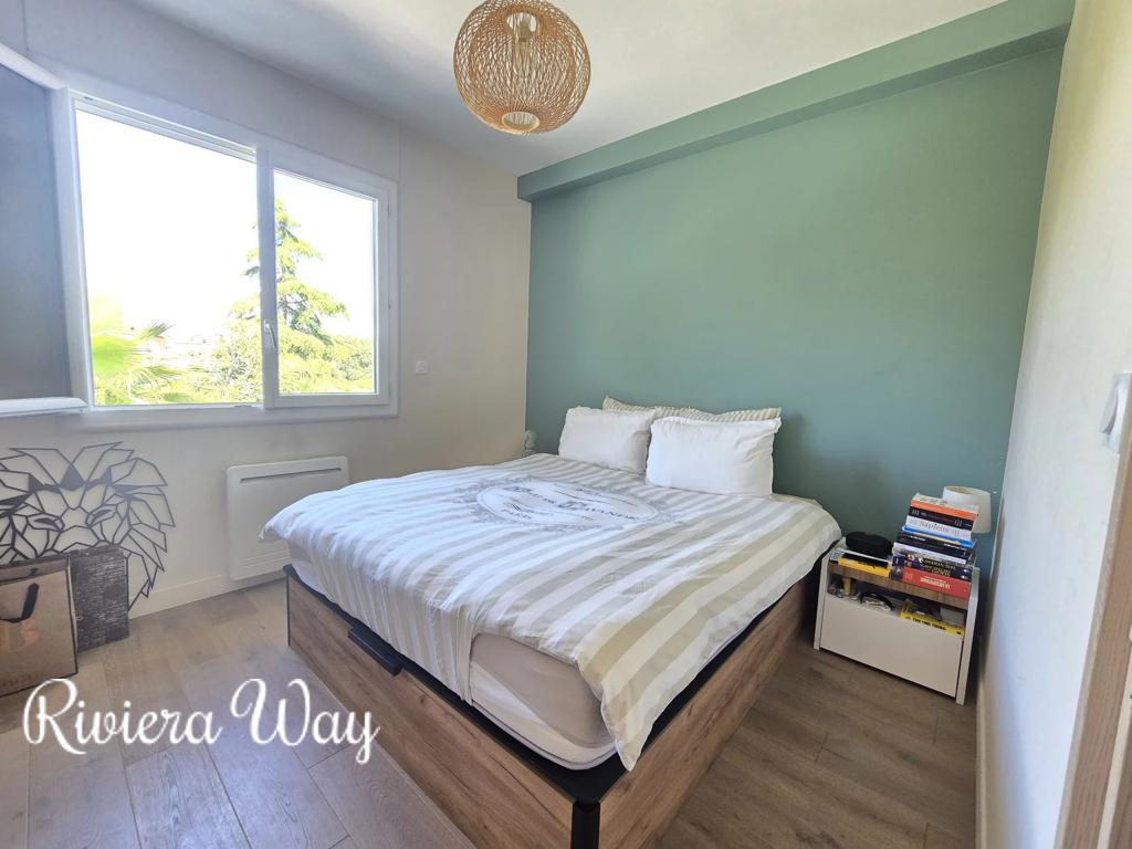 4 room apartment in Antibes, photo #10, listing #104455890