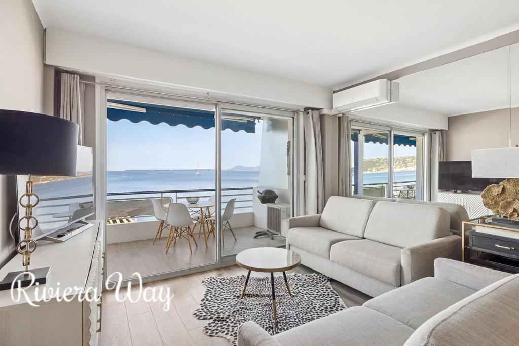 2 room apartment in Antibes, photo #2, listing #106178142