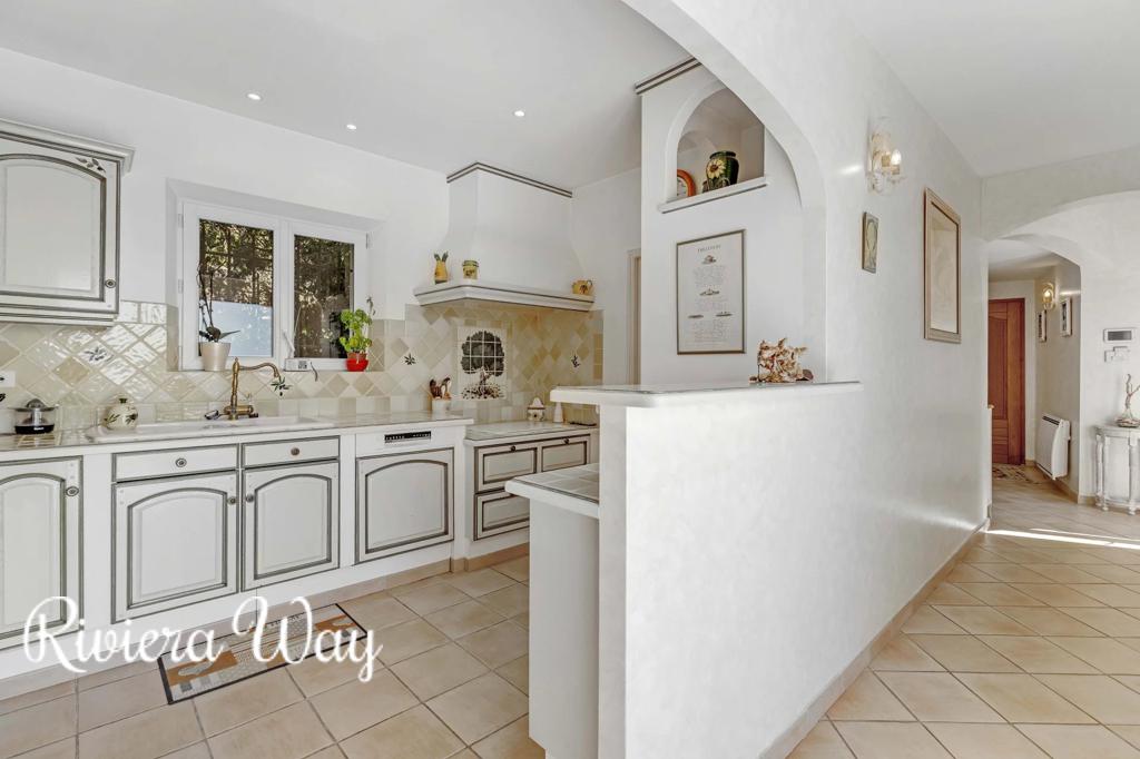 Villa in La Croix-Valmer, photo #7, listing #106343118