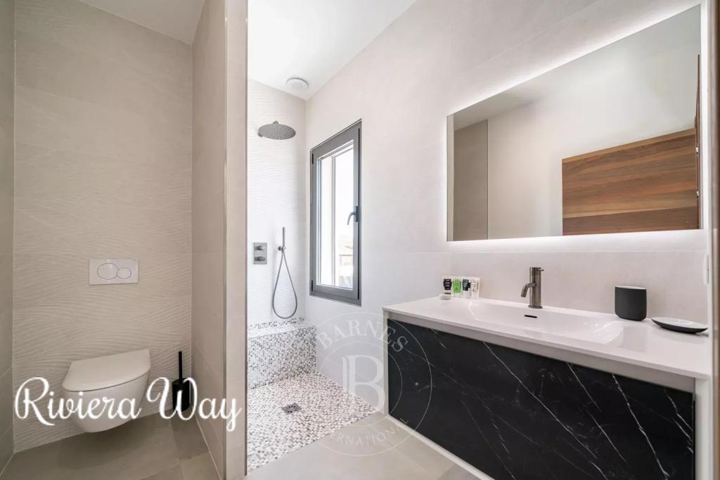6 room villa in Cannes, photo #1, listing #102935154