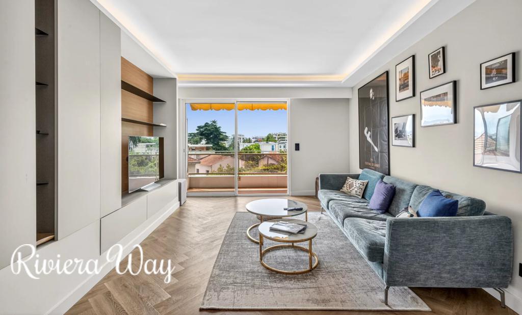 2 room apartment in Cannes, photo #8, listing #106452528