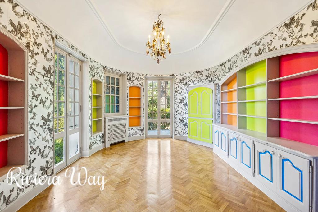 9 room villa in Grasse, photo #1, listing #104342280
