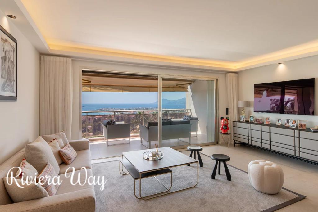 4 room apartment in Cannes, photo #9, listing #106898358