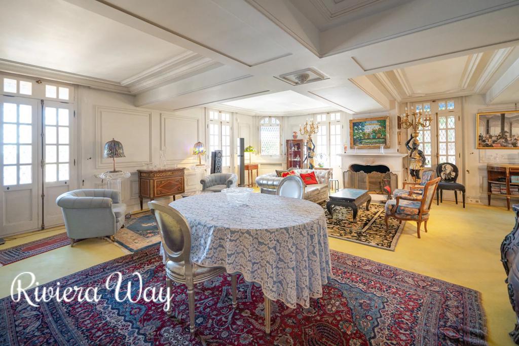 9 room villa in Saint-Raphaël, photo #2, listing #104501460