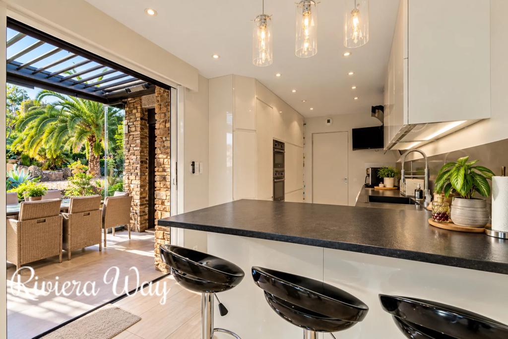 6 room villa in Bormes-les-Mimosas, photo #9, listing #107234820