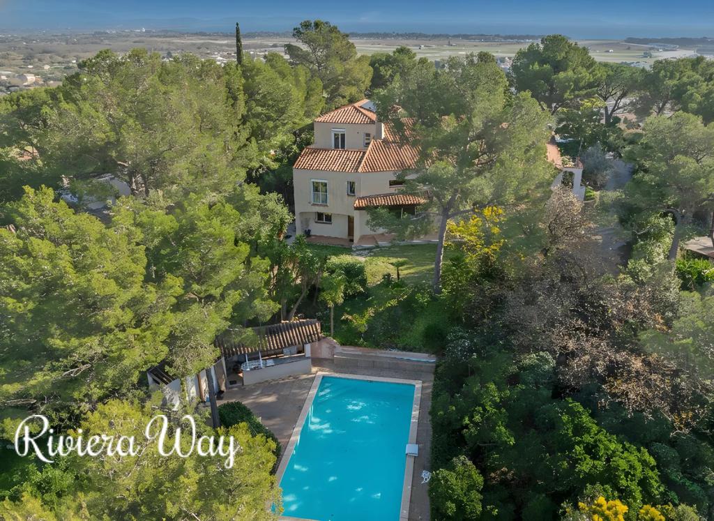 6 room villa in Hyères, photo #1, listing #105532182
