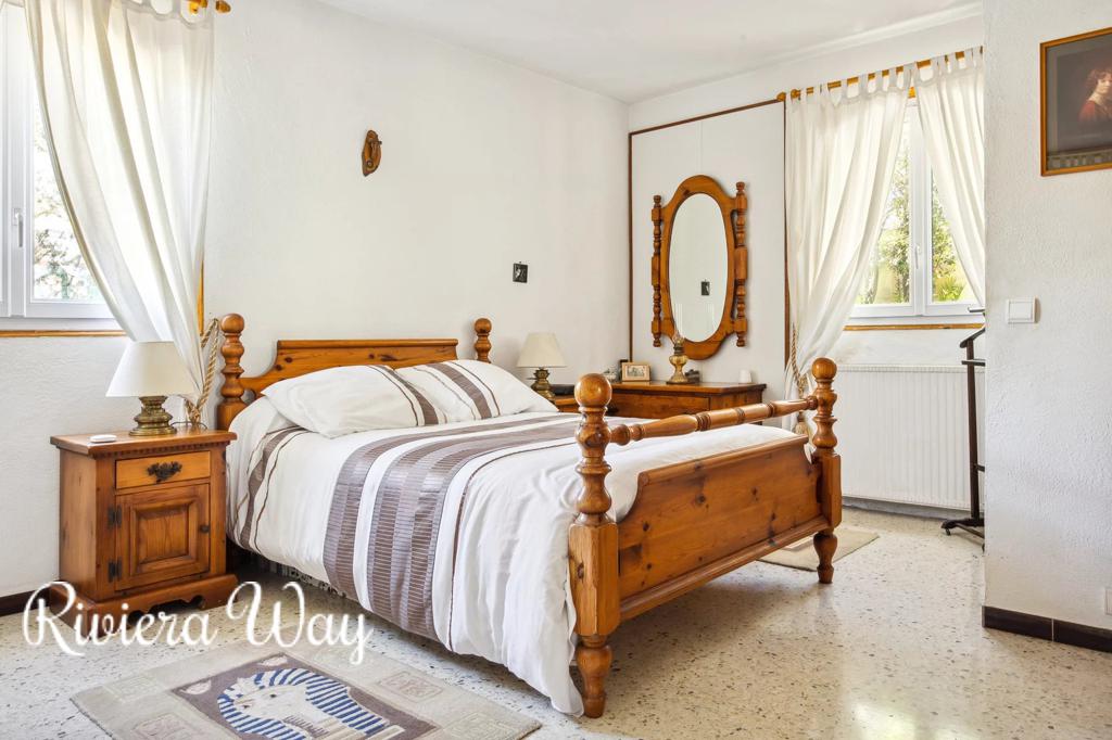 8 room villa in Grasse, photo #7, listing #99536388