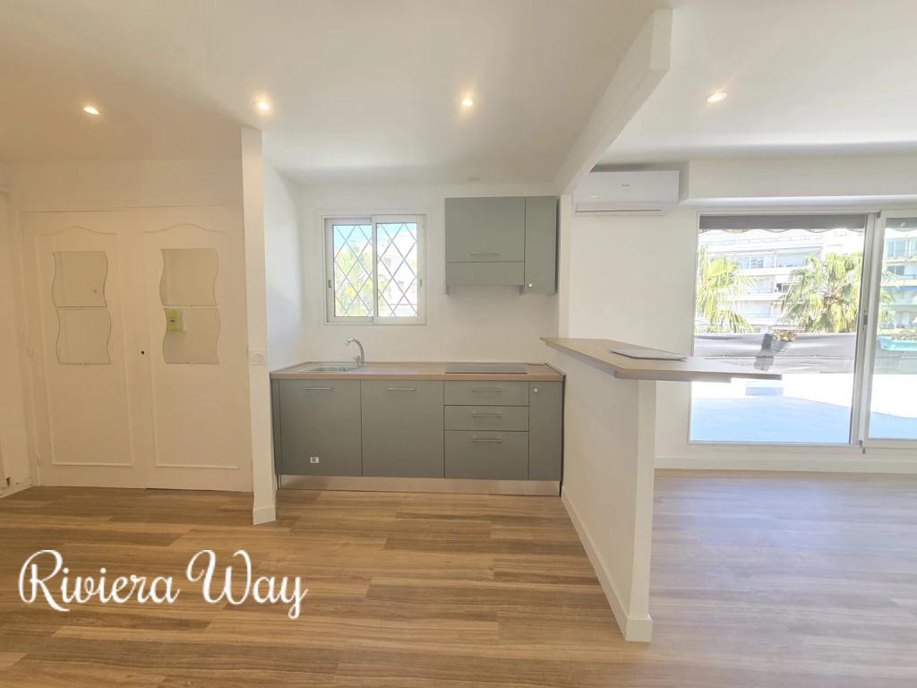 1 room apartment in Juan-les-Pins, photo #1, listing #102952836