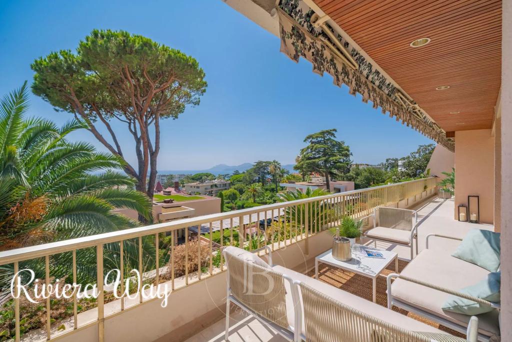 5 room apartment in Cannes, photo #1, listing #100314522