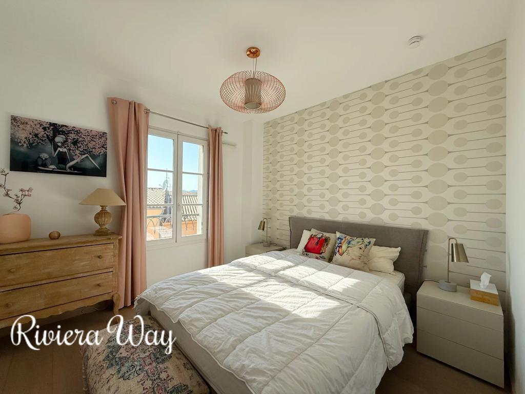 4 room apartment in Saint-Tropez, photo #9, listing #106240344