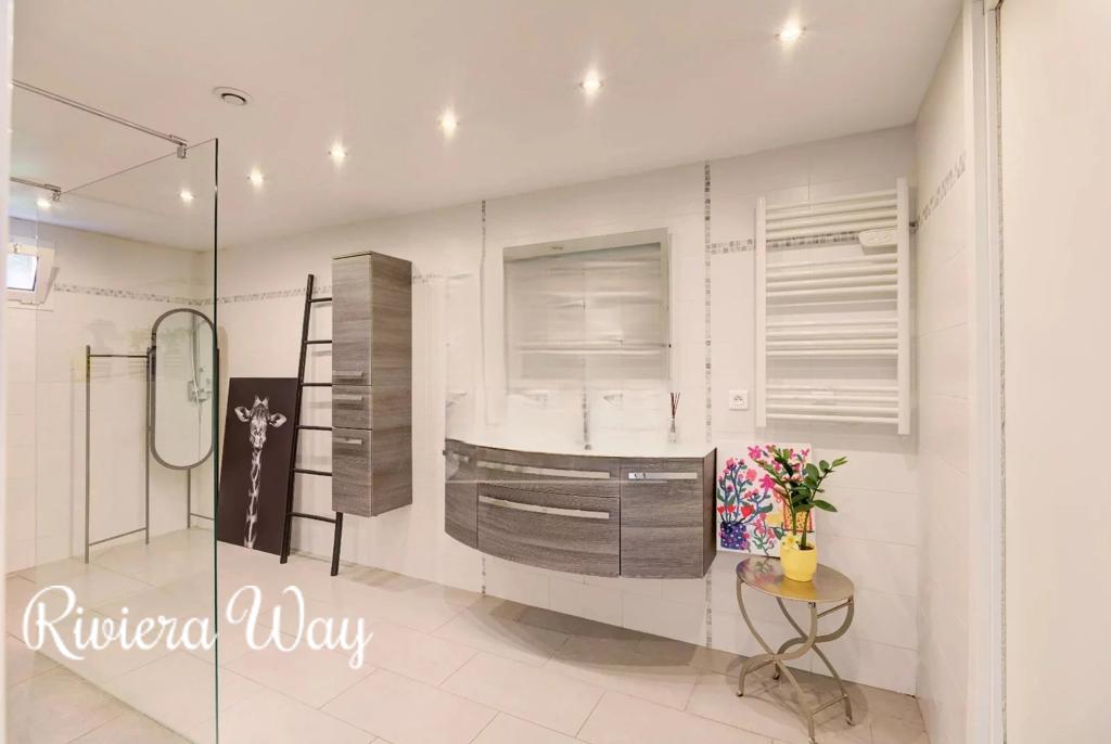 7 room villa in Cannes, photo #4, listing #101764992