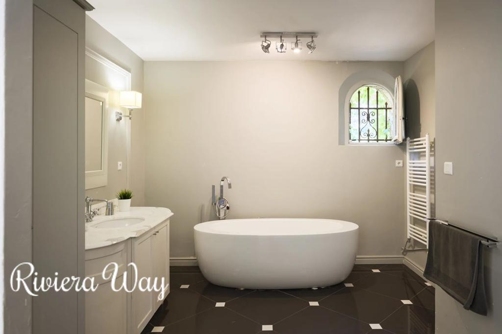 13 room villa in Bormes-les-Mimosas, photo #8, listing #104501502