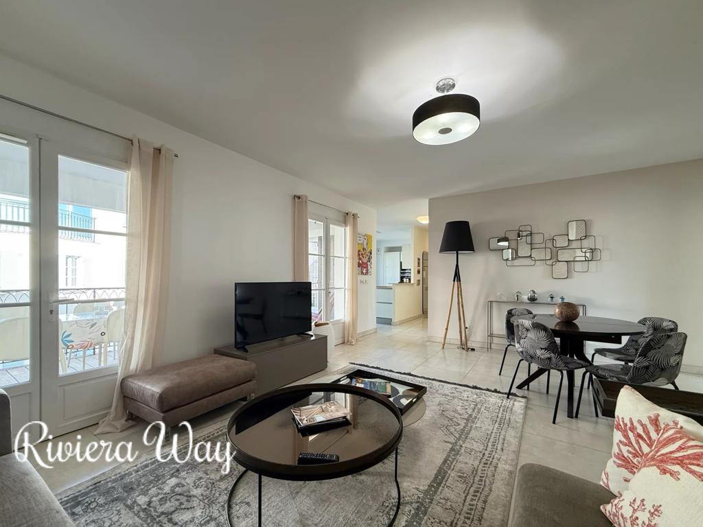 4 room apartment in Saint-Tropez, photo #5, listing #106240344