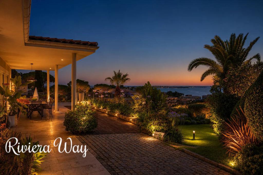 8 room villa in Cannes, photo #10, listing #106529640