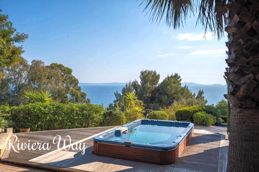 5 room villa in Le Lavandou, photo #2, listing #105223146