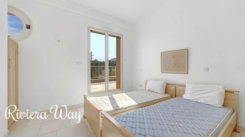 8 room villa in Cavalaire-sur-Mer, photo #9, listing #104236272