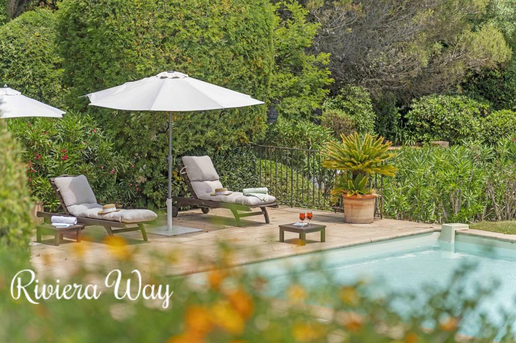8 room villa in La Croix-Valmer, photo #2, listing #103229952