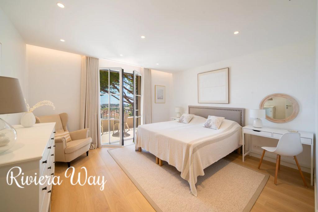 9 room villa in Cannes, photo #8, listing #107162034