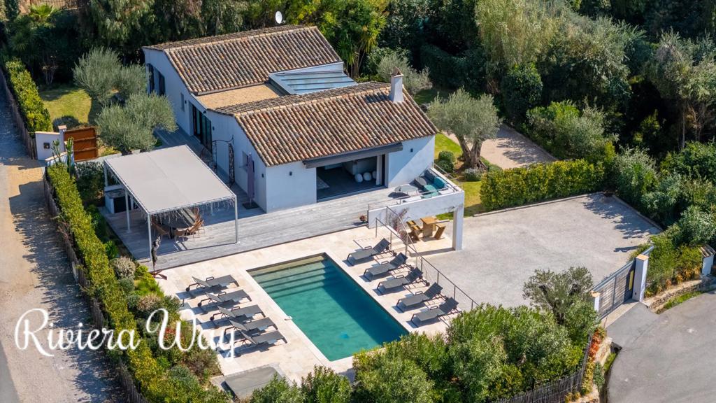 7 room villa in La Croix-Valmer, photo #1, listing #105951678