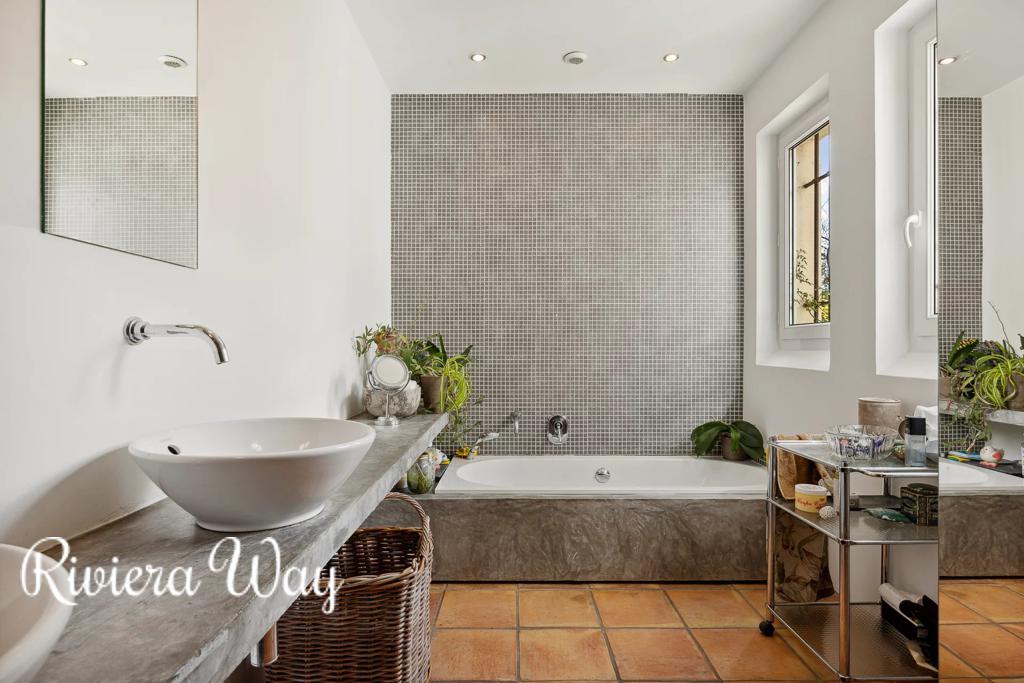 8 room villa in Grasse, photo #8, listing #94114608