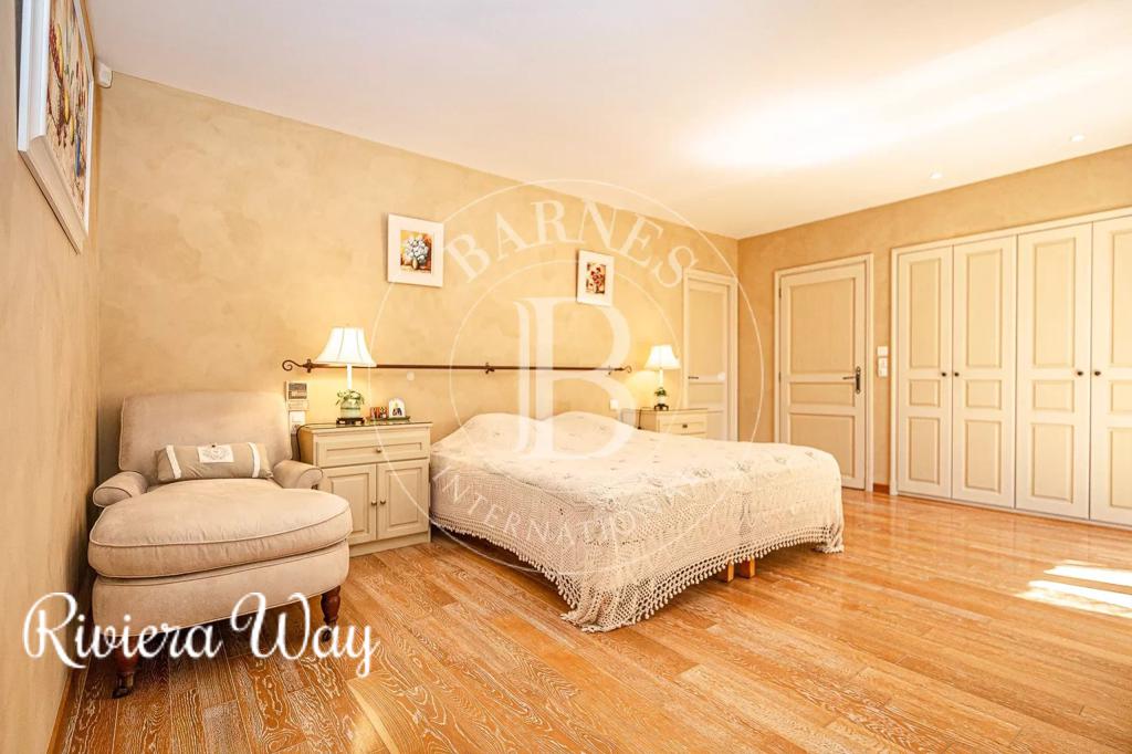 10 room villa in Antibes, photo #4, listing #99687420