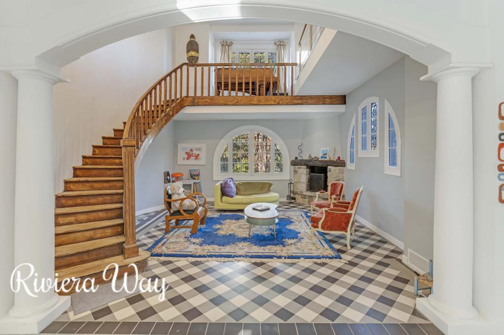 8 room villa in Toulon, photo #4, listing #105270354