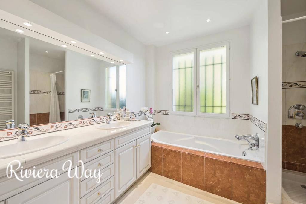 9 room villa in Chateauneuf-Grasse, photo #3, listing #102921294