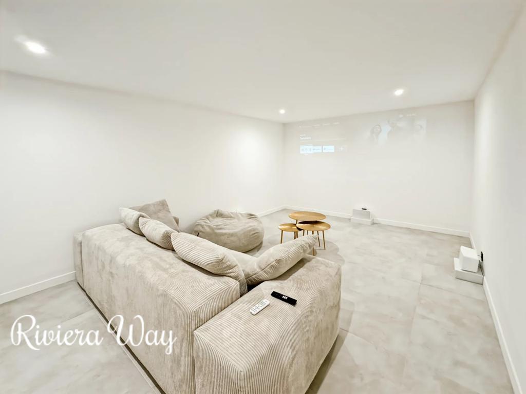 8 room villa in Mougins, photo #1, listing #104160252