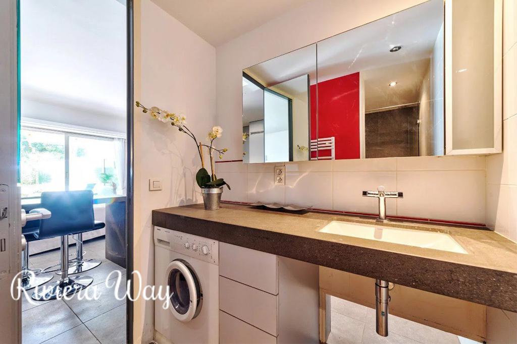 1 room apartment in Cannes, photo #1, listing #103426932
