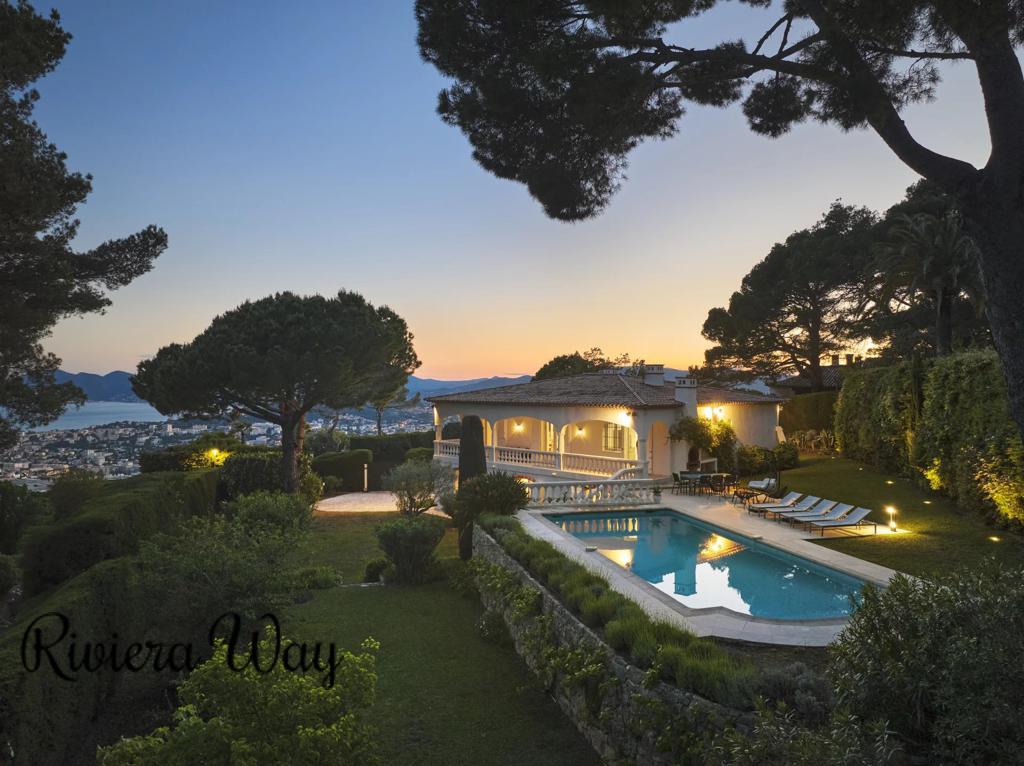 8 room villa in Cannes, photo #7, listing #99572214