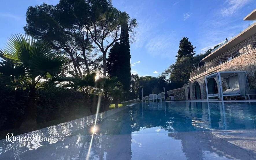 8 room villa in Mougins, photo #2, listing #101622948