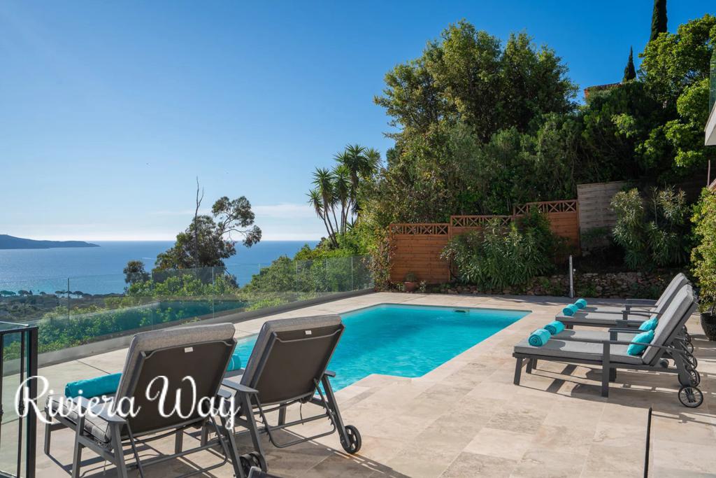 5 room villa in Cavalaire-sur-Mer, photo #4, listing #106287384