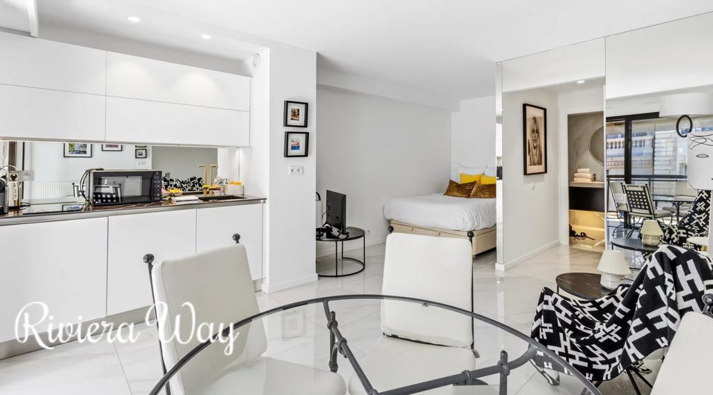 1 room apartment in Cannes, photo #2, listing #106524348