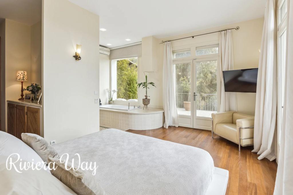 14 room villa in Grasse, photo #8, listing #102971064