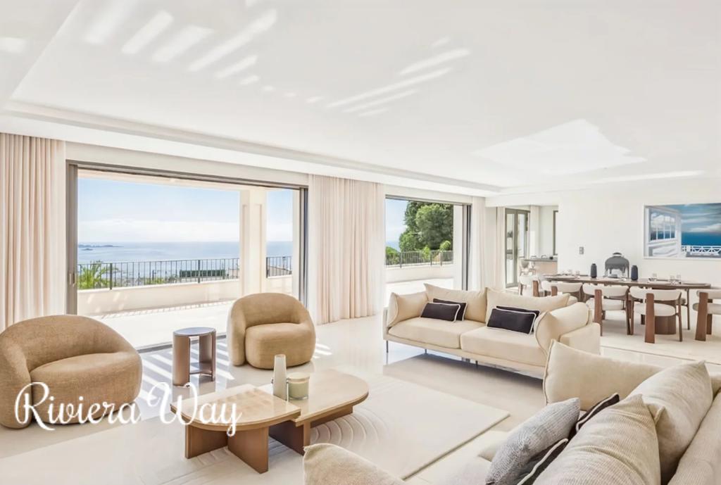 10 room villa in Cannes, photo #3, listing #107137338