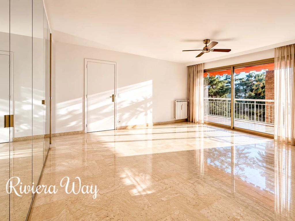 2 room apartment in Cannes, photo #2, listing #106365252